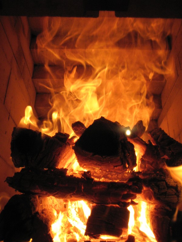 Secondary combustion can clearly be seen directly above the wood load