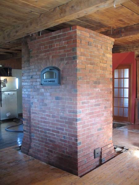 St-Elzear, Image 3. Poêle de Masse with white upper chamber oven